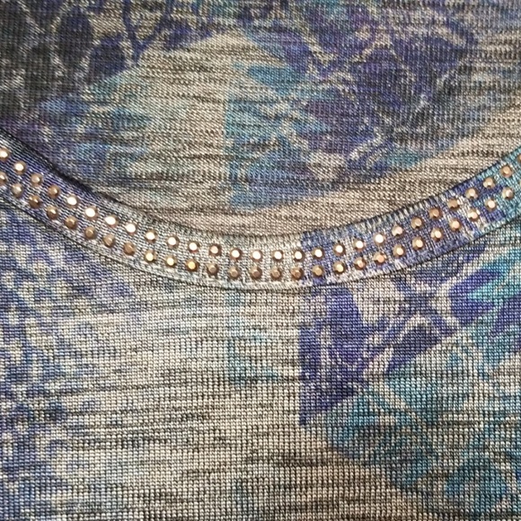 Ladies top - Picture 2 of 2